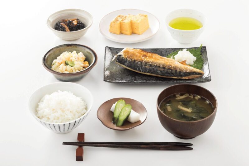 焼き魚を主菜に、ごはん、味噌汁、小鉢が並んだ和食の定食